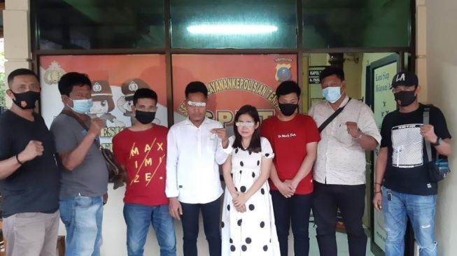 Bukannya Diajak Piknik, Julian Malah Bawa Anak dan Istri Jualan Narkoba