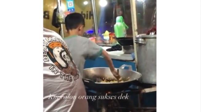 Bocah Penjual Nasi Goreng di Lampung Viral, Aksinya Bak Koki Berpengalaman