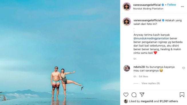 Selebritas Vanessa Angel tampil seksi dengan bikini. [Instagram/@vanessaangelofficial]