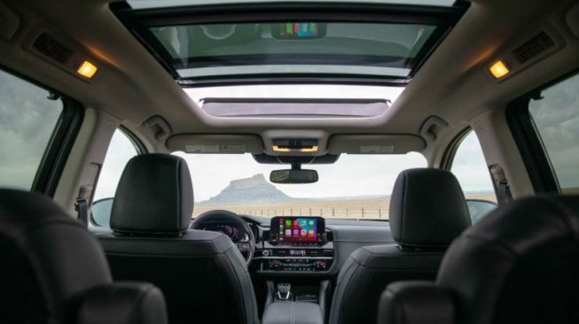 Interior Nissan Pathfinder 2022 dengan sunroof dan sederet fitur seru di area dashboard [Nissan via ANTARA].
