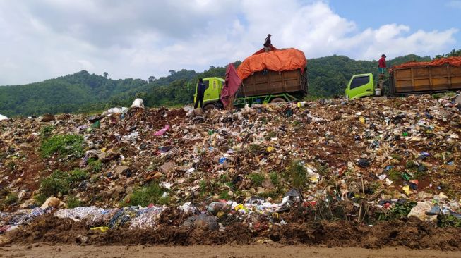 Antrian truk pengangkut sampah di TPA Sarimukti, Kabupaten Bandung Barat usai mengais sampah yang masih bisa didaur ulang. [Suara.com/Ferrye Bangkit Rizki]