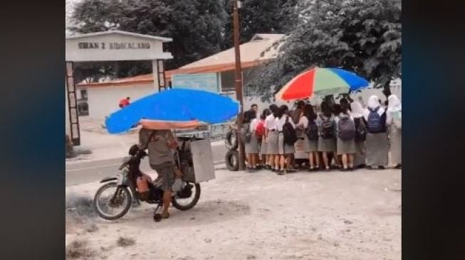 Pedagang ini hanya pandangi kompetitor yang ramai (TikTok @maycelandreass)