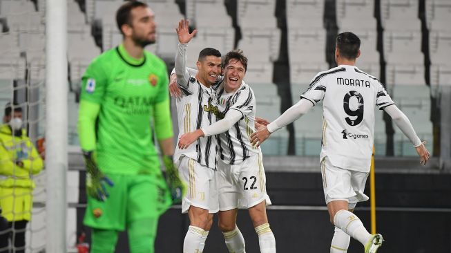 Penyerang Juventus Cristiano Ronaldo merayakan golnya setelah membuka skor selama pertandingan sepak bola Serie A Italia Juventus melawan AS Roma di Stadion Allianz, Turin, Sabtu setempat atau Minggu (7/2/2021) dini hari WIB.  [Isabella BONOTTO / AFP]