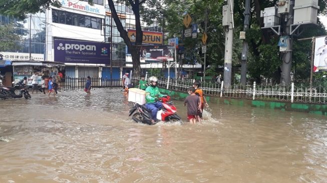 Air Masih Menggenang di Jalan Jatinegara Barat, Lalu Lintas Macet