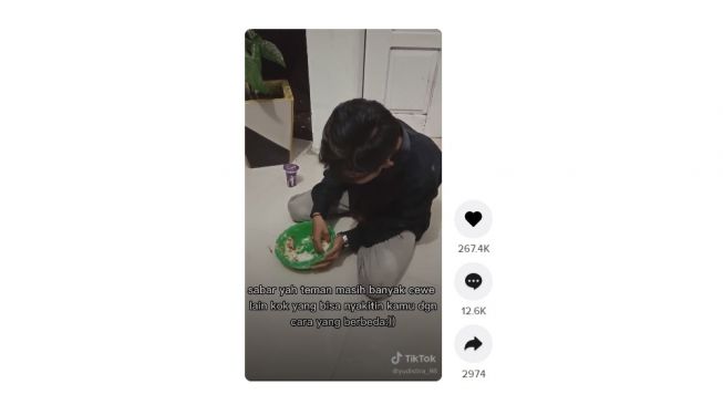 Curhatan warganet menahan lapar malah diputusin pacar. [TikTok]