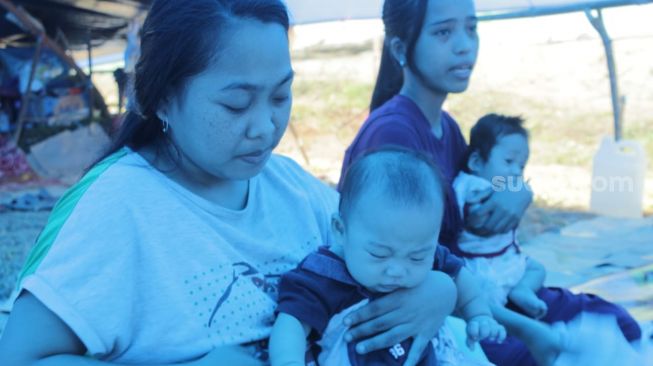 Bayi-bayi korban gempa di Majene kepanasan di bawah tenda pengungsian / [Mulyadi Prayitno]