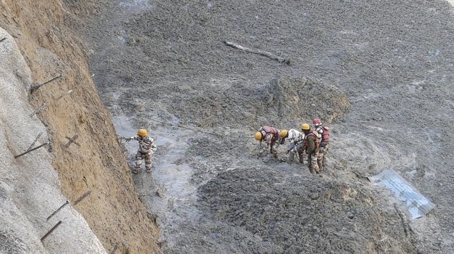 Gletser Gunung Himalaya putus dan menyebabkan banjir. [Indo Tibetan Border Police/AFP]