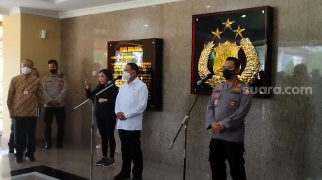 Menpora Zainudin Amali dan Kapolri Jenderal Listyo Sigit Prabowo di Mabes Polri. (Suara.com/M Yasir)