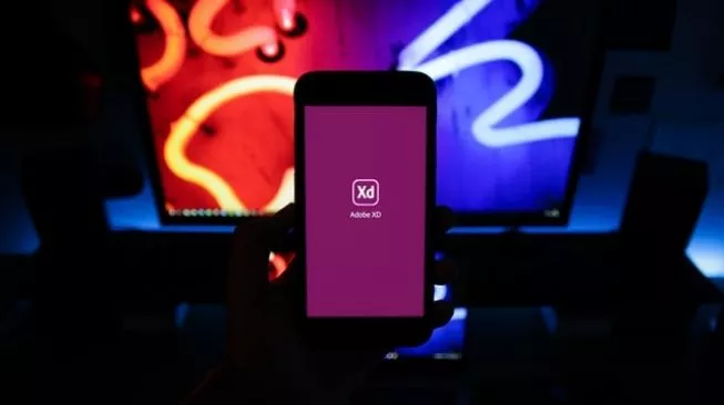 Ilustrasi proses memilih aplikasi desain grafis di laptop yang memudahkan Sobat Berbagi mengelola elemen visual jutaan koleksi gratis