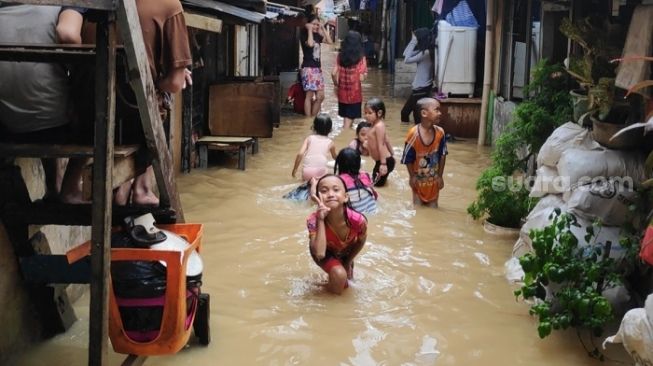 Tak Takut Sakit Berendam Banjir, Ortu: Biarin Aja, Anak-anak Susah Dilarang