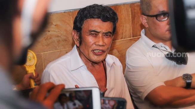 Pedangdut Rhoma Irama memberikan pernyataannya saat menggelar konferensi pers terkait tertangkapnya kembali Ridho Rhoma dalam kasus Narkoba, di Mampang, Jakarta Selatan, Senin (8/2/2021). [Suara.com/Alfian Winanto] 