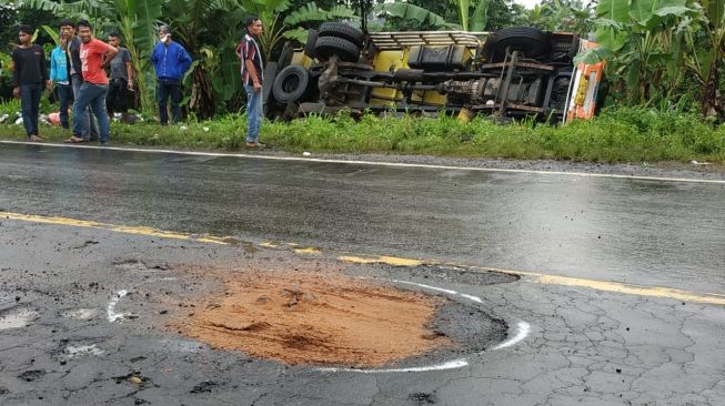 Horor! Jalan Maut di Cianjur Ancam Nyawa, Bikin Motor dan Truk Terguling