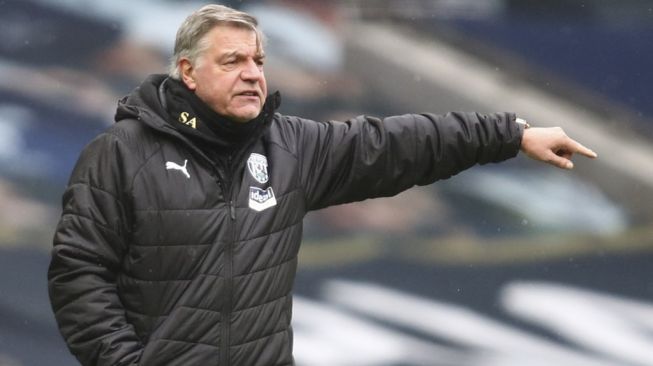 Pelatih West Bromwich Albion, Sam Allardyce memberikan instruksi pada laga Liga Inggris 2020/2021 kontra Tottenham Hotspur di Tottenham Hotspur Stadium, London, Minggu (7/2/2021) malam WIB. [JULIAN FINNEY / POOL / AFP]