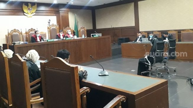 Penampakan terdakwa Pinangki saat menjalani sidang putusan kasus suap Djoko Tjandra di Pengadilan Tipikor Jakarta. (Suara.com/Welly Hidayat).