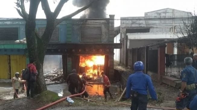 Gudang Penimbun Pertalite Terbakar di Cianjur, Api Berkobar