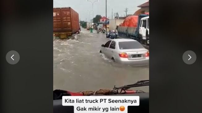 Ulah sopir truk saat banjir di Semarang. [TikTok/@afinluttt]