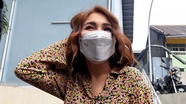 Pedangdut Ayu Ting Ting  saat ditemui di kawasan Kapten P Tendean, Jakarta Selatan, Senin (8/2/2021).  [Suara.com/Yuli]