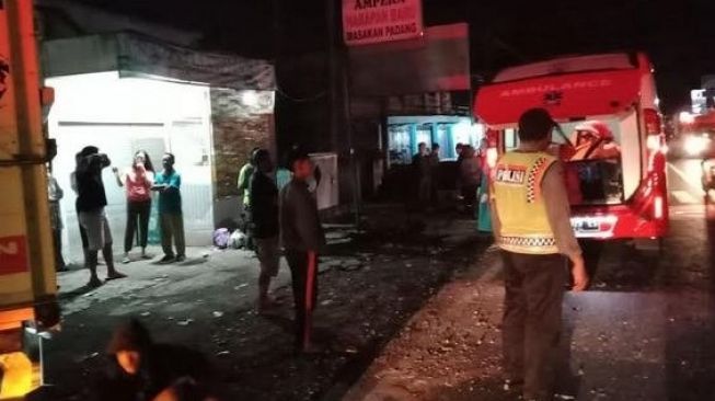 Truk Oleng Tabrak Satu Keluarga Berboncengan Motor Hingga Tewas di Malang