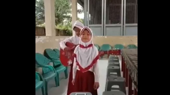 Viral Anak SD Nyanyi Lagu Kritik Sekolah Online, Menteri Pendidikan Mana?