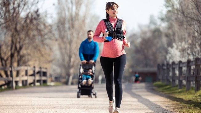 Ilustrasi ibu hamil jogging. (Elements Envato)