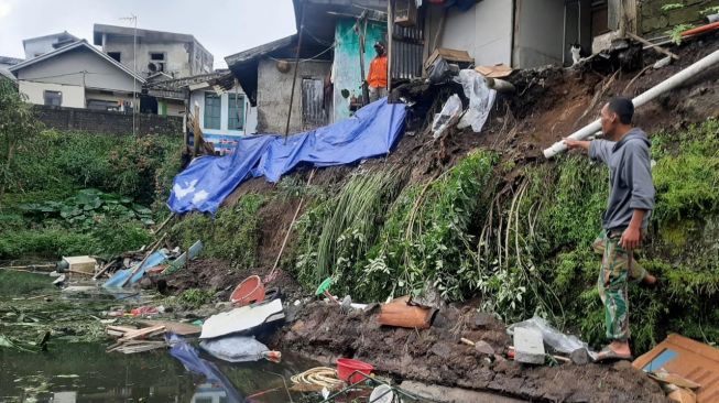 Tembok Tebing Vila Cipanas Roboh, Warga Terperosok Sampai Kepala Robek