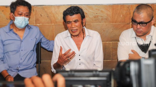 Pedangdut Rhoma Irama ketika ditemui saat menggelar konferensi pers terkait tertangkapnya kembali Ridho Rhoma dalam kasus Narkoba, di Mampang, Jakarta Selatan, Senin (8/2/2021). [Suara.com/Alfian Winanto] 