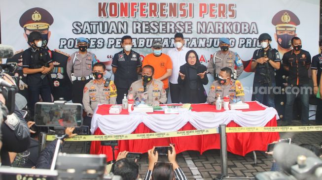 Suasana saat rilis kasus narkoba yang menjerat Penyanyi Ridho Rhoma di Polres Pelabuhan Tanjung Priok, Jakarta Utara, Senin (8/2/2021). [Suara.com/Alfian Winanto]