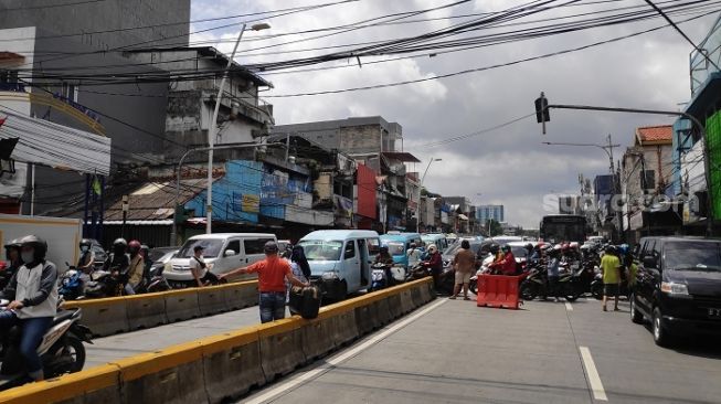 Jalan Jatinegara Barat Dialihkan karena Banjir, Polisi Terapkan Contraflow