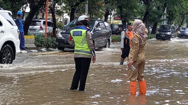 Jakarta Banjir Lagi, Hingga Pukul 10 Sudah 436 Meter Kubik Sampah Diangkut