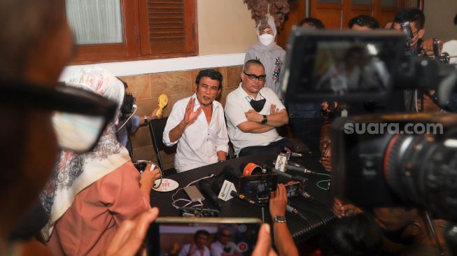 Suasana ketika Pedangdut Rhoma Irama menggelar konferensi pers terkait tertangkapnya kembali Ridho Rhoma dalam kasus Narkoba, di Mampang, Jakarta Selatan, Senin (8/2/2021). [Suara.com/Alfian Winanto]