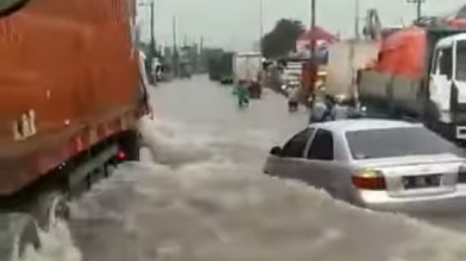 Toyota Vios dibikin tak berdaya karena ulah sopir truk saat terjang banjir (Facebook)