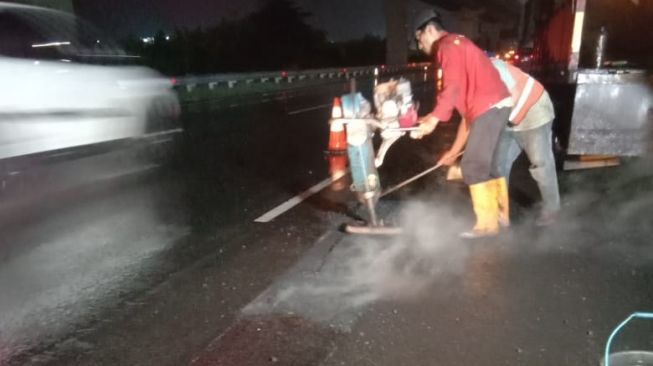 Pengendara Mobil Pecah Ban di Jalan Tol Jakarta-Cikampek Dapat Ganti Rugi