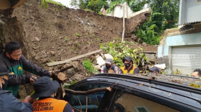 Terdengar Suara Gemuruh sebelum Rumah di KBB Tertimpa Material Longsor