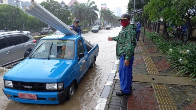 Atasi Banjir di Gunung Sahari, Petugas Gunakan Karung Pasir dan Pompa