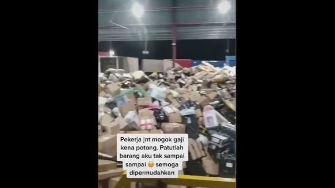 Viral Karyawan Lempar Barang Milik Pelanggan, Pihak J&T Express Minta Maaf