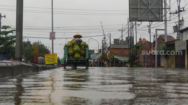 Tiga Hari Kota Semarang Tergenang Banjir, Tukang Becak Malah Ketiban Rejeki