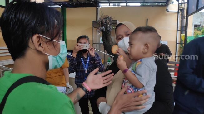 Rumah Dikepung Banjir, Balita di Kebon Pala Demam Ditinggal Ayah Kerja