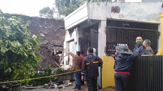 Perumahan Taman Bunga Cilame Diterjang Longsor, 4 Orang Luka