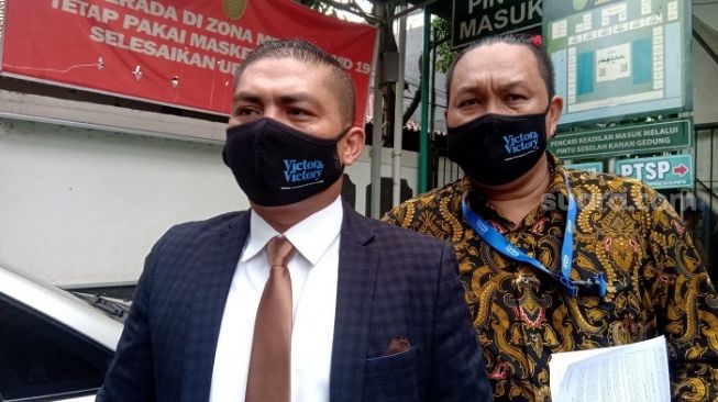 Tim pengacara Hutomo Mandala Putra atau Tommy Soeharto saat ditemui di PN Jaksel. (Suara.com/Arga)