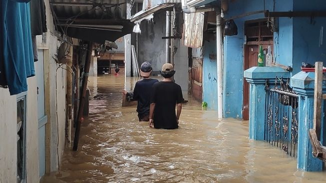 Pantauan banjir yang merendam permukiman warga di kawasan Kebon Pala, Jaktim. (Suara.com/Bagaskara)