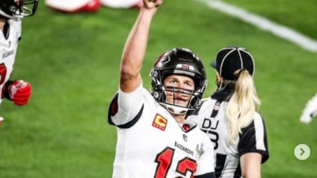 Legenda American Football, Tom Brady sukses memimpin Tampa Bay Buccaneers menjadi juara Super Bowl LV usai mengalahkan juara bertahan Kansas City Chiefs, Senin (8/2/2021) pagi WIB. [Instagram@Buccaneers]