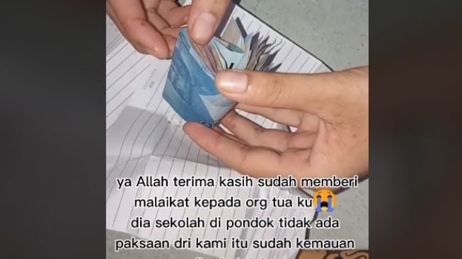 Anak santri beri kejutan ke orangtuanya tak punya uang. (Tiktok/callme_mida0)