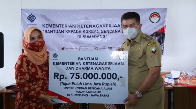 Para Istri Pejabat Kemnaker Sumbang Uang bagi Korban Longsor Sumedang