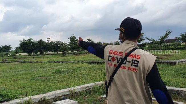 Koordinator Lapangan Tim Pemakaman Pasien Terkonfirmasi Positif Covid-19 Tempat Pemakaman Umum (TPU) Madurejo Purwanto di TPU Madurejo, Prambanan, Sleman. - (SuaraJogja.id/Hiskia Andika)