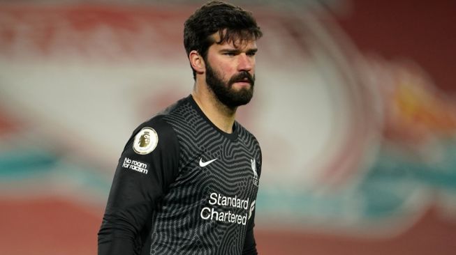 Kiper Liverpool, Alisson Becker tampil pada laga Liga Inggris 2020/2021 kontra Manchester City di Anfield, Senin (8/2/2021). [JON SUPER / POOL / AFP]