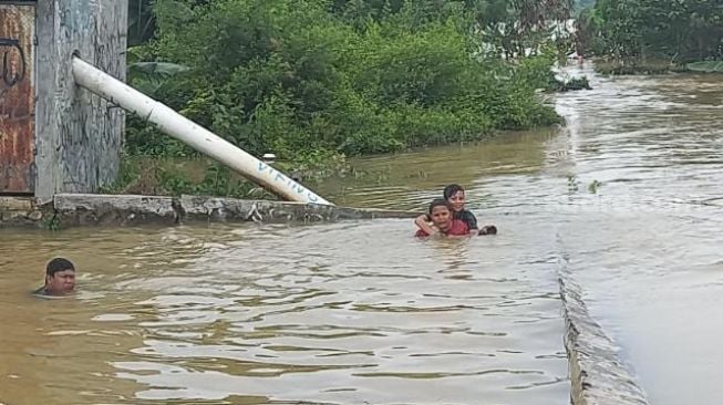 Banjir 1 Meter, Bocah Perumahan Mustika Kabupaten Tangerang "Bersyukur"