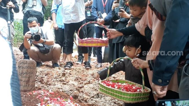 Haru, 2 Balita Putra Ustadz Maaher Ikut Tabur Bunga Dimakam Ayahnya