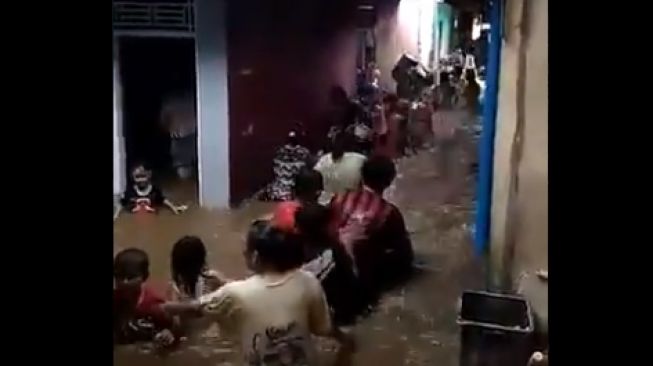 Tabuh Ember Sambil Bersorak, Aksi Warga Terjang Banjir Bak Pawai Ini Viral