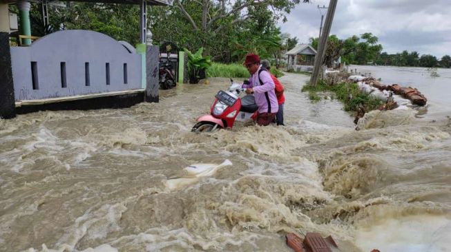 Desa Pantai Bahagia Bekasi Langganan Banjir, Sekdes: Bosan Banget!