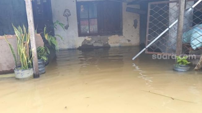 Sebuah rumah di Perumahan Mustika, Tigaraksa, Kabupaten Tangerang, tergenang banjir, Selasa (9/2/2021). [Suara.com/Muhammad Jehan Nurhakim]